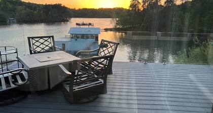 Lakeside Haven: Hot Tub! Wi-Fi! Free Parking! Private! Beach! Centrally located.