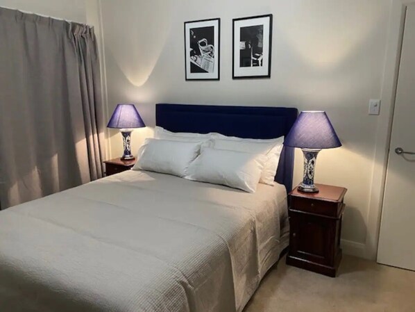 4 عدّة غرف نوم ومكواة/لوح كي وواي فاي وملاءات أسرّة