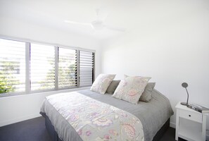 2 bedrooms, desk, iron/ironing board, free WiFi - Ocean Views at Sandrift on Nobby Beach (Gold Coast)