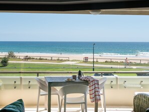 Outdoor dining - Ocean Views at Sandrift on Nobby Beach (Gold Coast)
