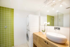 Shower, hair dryer, towels