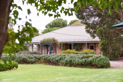 Ultimate Wine Travellers Stopover in Heritage Home at Winery in Langhorne Creek