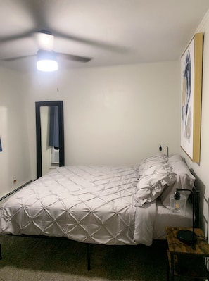 2 bedrooms, desk, iron/ironing board, WiFi - Two BR - Convenient Oasis (Deer Park)