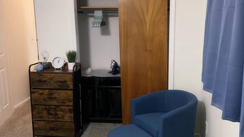 2 bedrooms, desk, iron/ironing board, WiFi