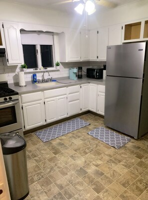 Microwave, oven, stovetop - Two BR - Convenient Oasis (Deer Park)