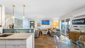 Deluxe Condo | Dining room