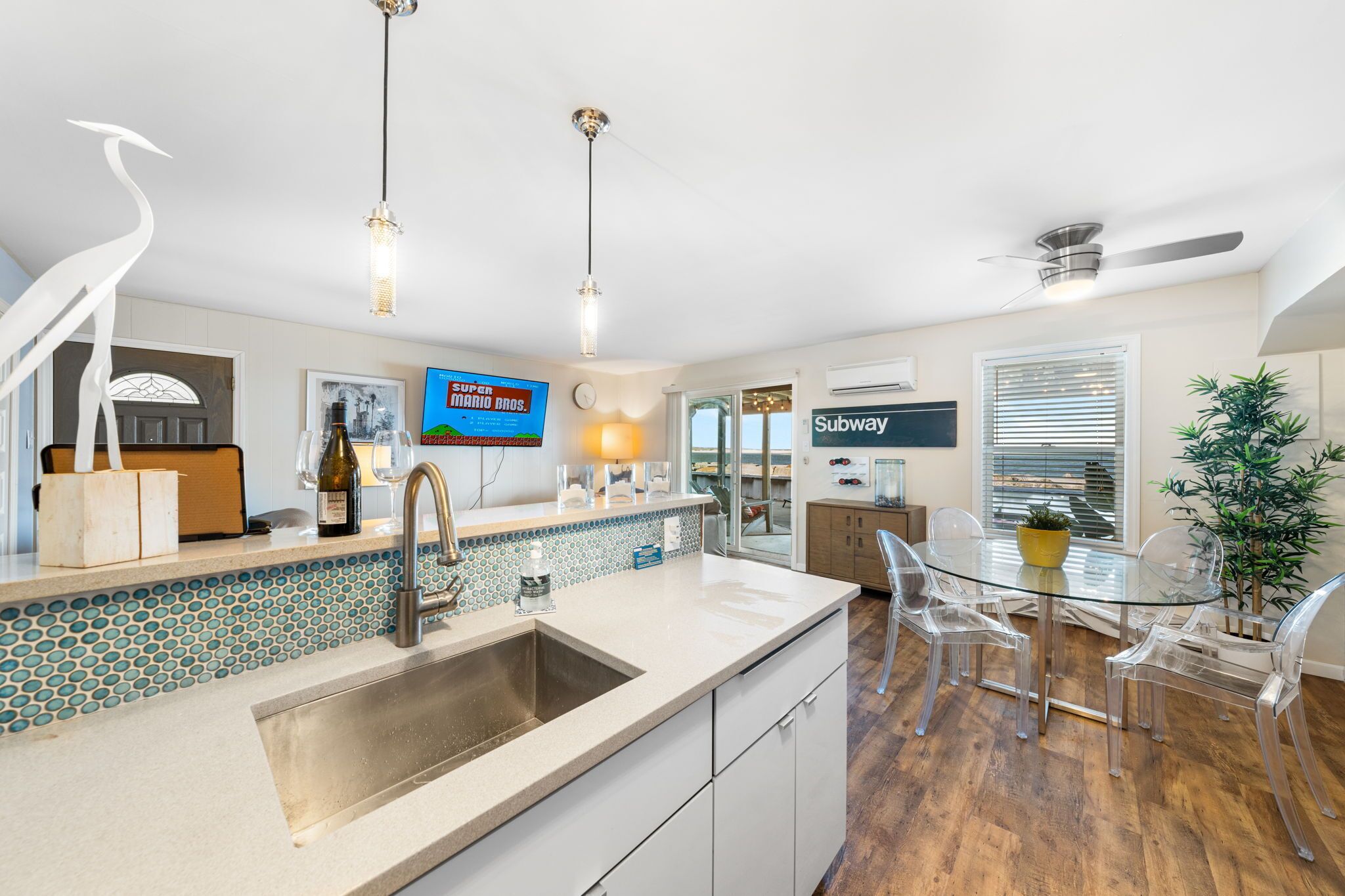 Full-size fridge, microwave, oven, dishwasher