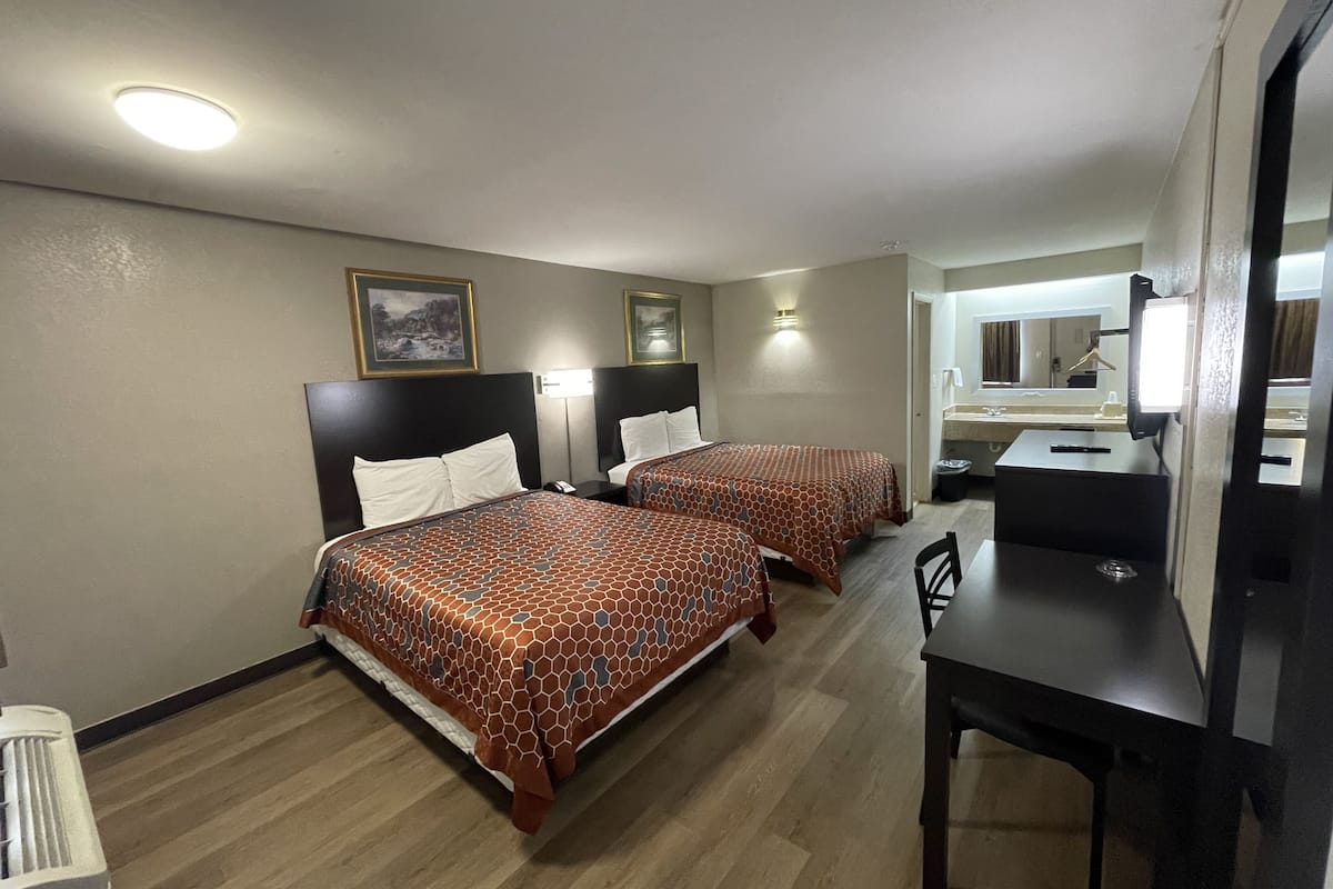 Deluxe Double Room | Dilengkapkan perabot secara berasingan, meja, ruang kerja komputer riba