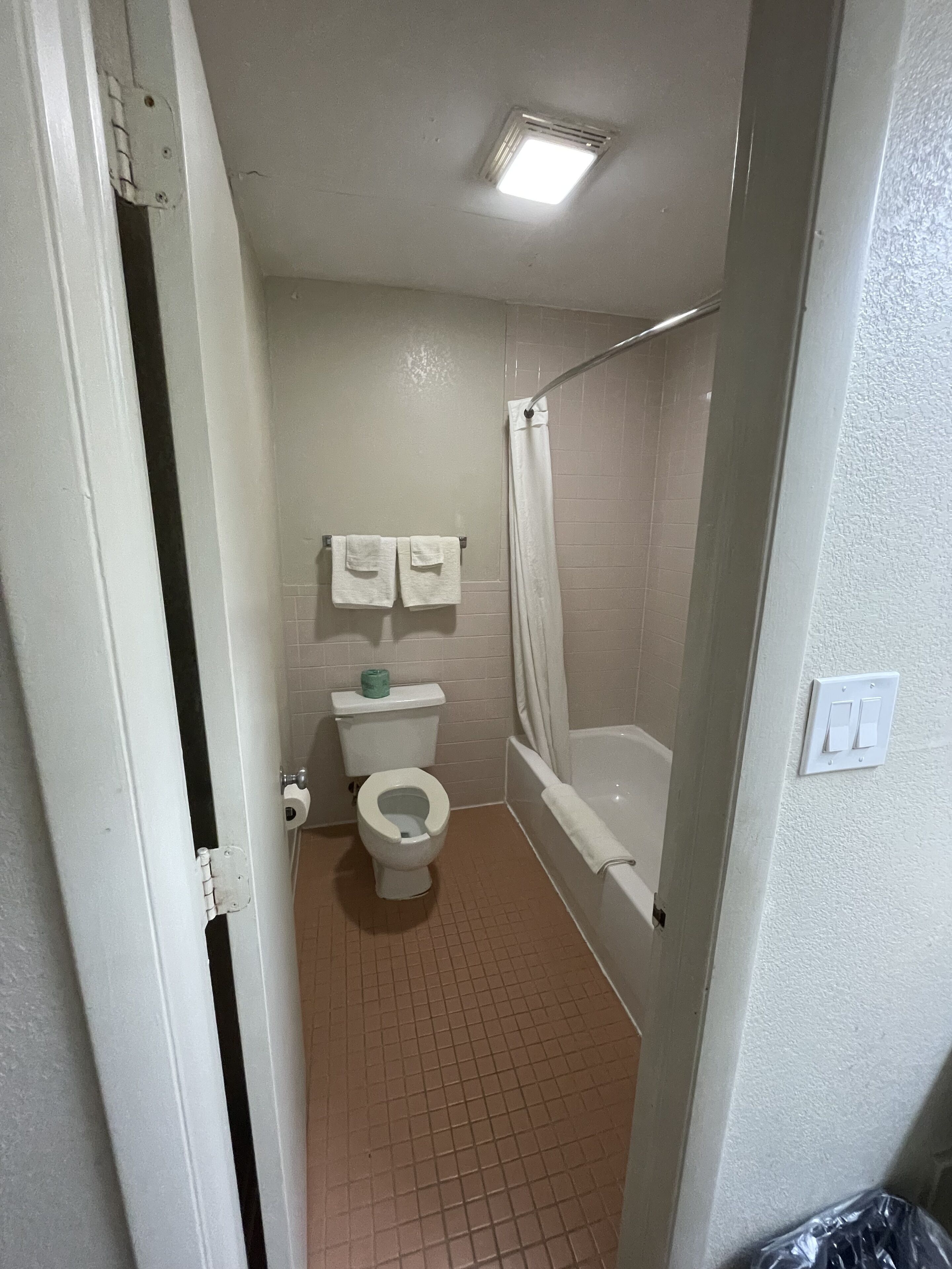 Habitación Deluxe doble | Baño | Bañera, bañera profunda, toallas y jabón