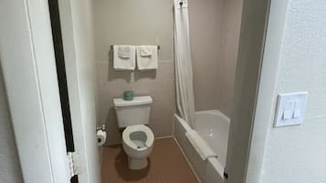 Deluxe Double Room | Bilik Mandi | Tab mandi, tab mandi rendaman dalam, tuala disediakan, sabun