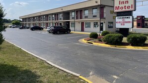 A motel with a signboard advertising 'Royal Inn Motel' and amenities like 'clean rooms', 'WiFi', and 'king and queen beds'. - Royal Inn Motel (Fredericksburg)