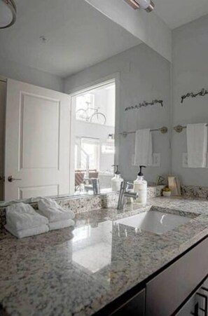 Apartment | Badezimmer | Duschwanne, kostenlose Toilettenartikel, Haartrockner, Handtücher