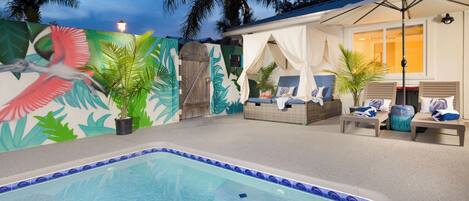 Una piscina al aire libre, una piscina climatizada