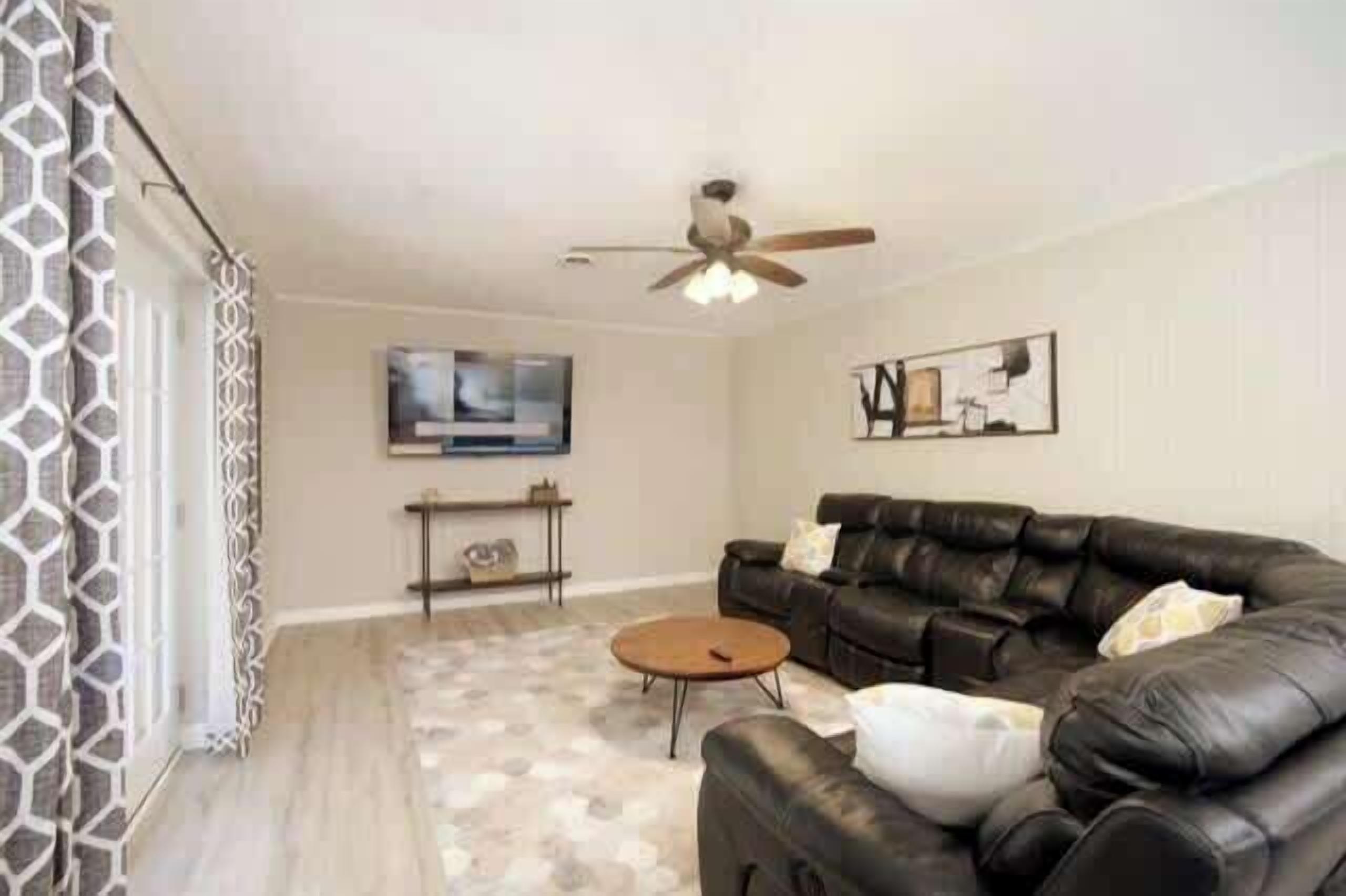 Téléviseur connecté, table de baby-foot, table de ping-pong