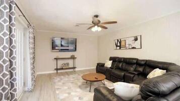 Téléviseur connecté, table de baby-foot, table de ping-pong