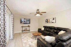 Smart TV, table football, ping pong - The Southern Mansion* Close to Everything (Huntsville)