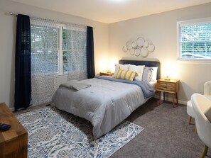 4 bedrooms, desk, iron/ironing board, travel crib - The Southern Mansion - Close to Everything! (Huntsville)