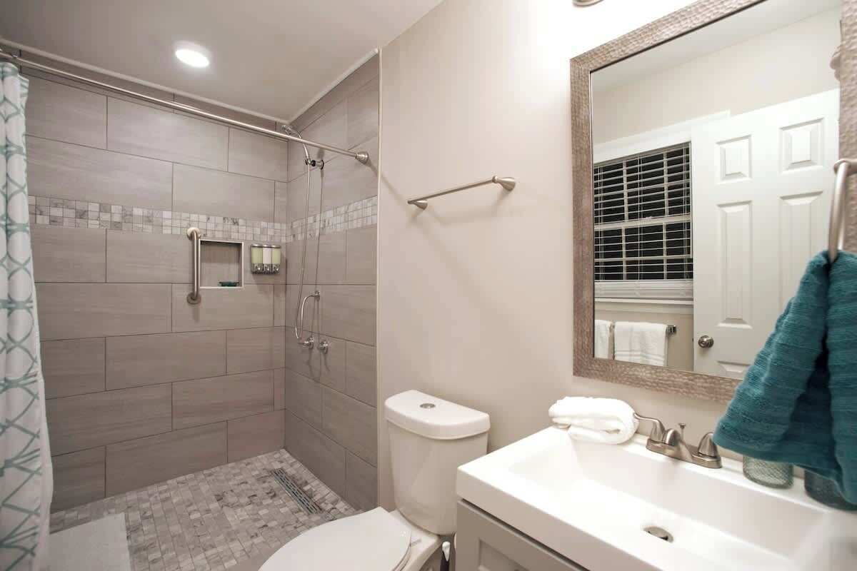 Douche, sèche-cheveux, serviettes fournies, savon