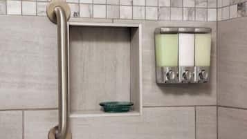 Ducha, secador de pelo, toallas y jabón