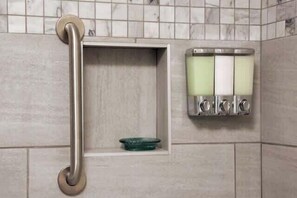 Douche, séchoir à cheveux, serviettes fournies, savon
