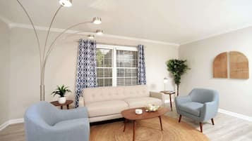 Téléviseur connecté, table de baby-foot, table de ping-pong