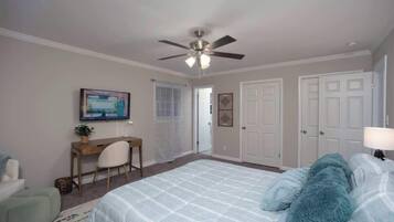 4 chambres, bureau, fer et planche à repasser, lit de bébé portatif