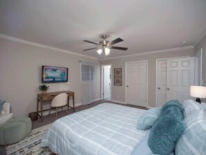 4 bedrooms, desk, iron/ironing board, travel cot - The Southern Mansion* Close to Everything (Huntsville)