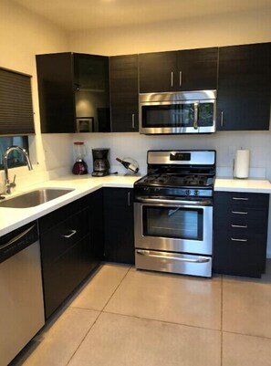 Kylskåp, mikrovågsugn, ugn och spishäll