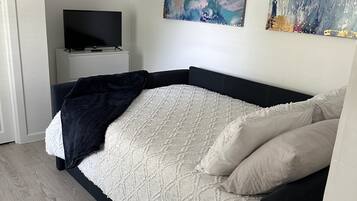2 habitaciones, tabla de planchar con plancha y cuna de viaje