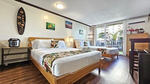 Escritorio, tabla de planchar con plancha, wifi gratis y ropa de cama 