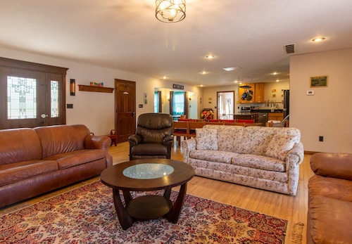 Private Retreat w Pool Hot Tub and Dining Hall