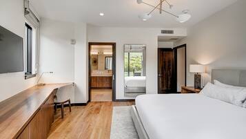 Condo, 2 Bedrooms | 2 bilik tidur, seterika/papan seterika, Wi-fi percuma