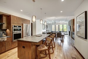 Appart'hôtel, 2 chambres | Cuisine privée | Réfrigérateur, four, cafetière/bouilloire
