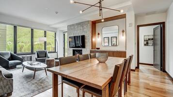 Condo, 2 Bedrooms | Tempat makan