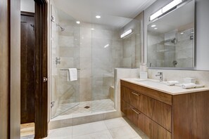 Apartment, 2 Schlafzimmer | Badezimmer | Handtücher