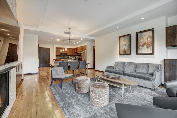 Appart'hôtel, 2 chambres | Coin séjour | TV connectée