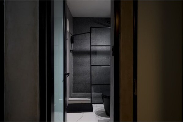 Douche, séchoir à cheveux, serviettes fournies, savon
