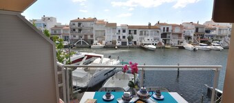 Charming apartment for rent in Empuriabrava, Costa Brava. 2 bedrooms, capacity for 4 people. Book now!