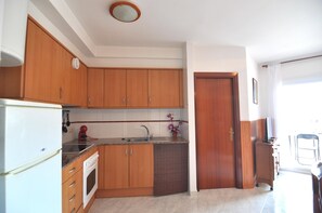 Fridge, microwave, oven, coffee/tea maker