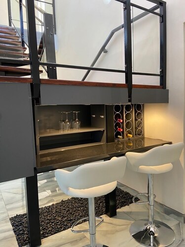 Breathtaking modern home for holiday makers, business and romantic gateways!