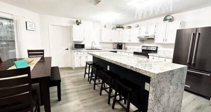 D'Oasis "Pool Paradise" Hot tub, Sleeps19 Pet friendly, Come Celebrate BOOK IT!