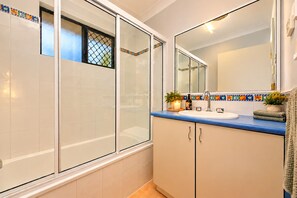 Bathroom - Townsville's Premium Gateway (Annandale)
