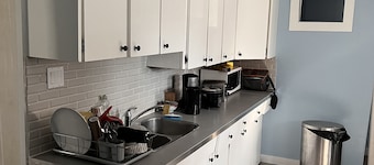 Peaceful Home. Close to Shopping Centre, Hospital and Airport