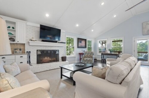 NEW OWNERS: Family Lakefront Retreat: huge dock/kayak/fish/fire pit/amenities