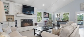 NEW OWNERS: Family Lakefront Retreat: huge dock/kayak/fish/fire pit/amenities