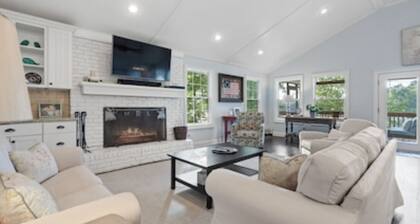 NEW OWNERS: Family Lakefront Retreat: huge dock/kayak/fish/fire pit/amenities