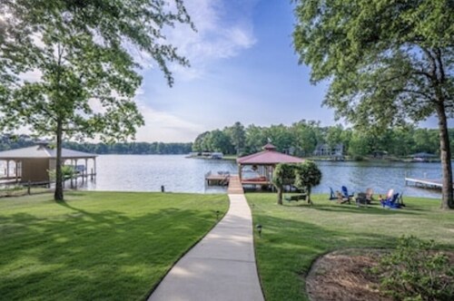 NEW OWNERS: Family Lakefront Retreat: huge dock/kayak/fish/fire pit/amenities