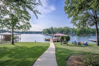 NEW OWNERS: Family Lakefront Retreat: huge dock/kayak/fish/fire pit/amenities