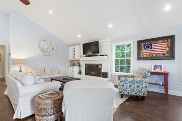 Smart TV, fireplace, table football, ping pong