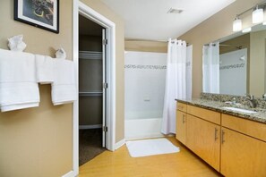 Dusche, Whirlpool, Haartrockner, Bidet